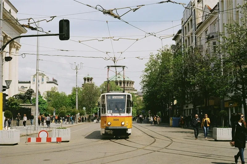Tranvía en una calle arbolada del centro de Sofía, Bulgaria