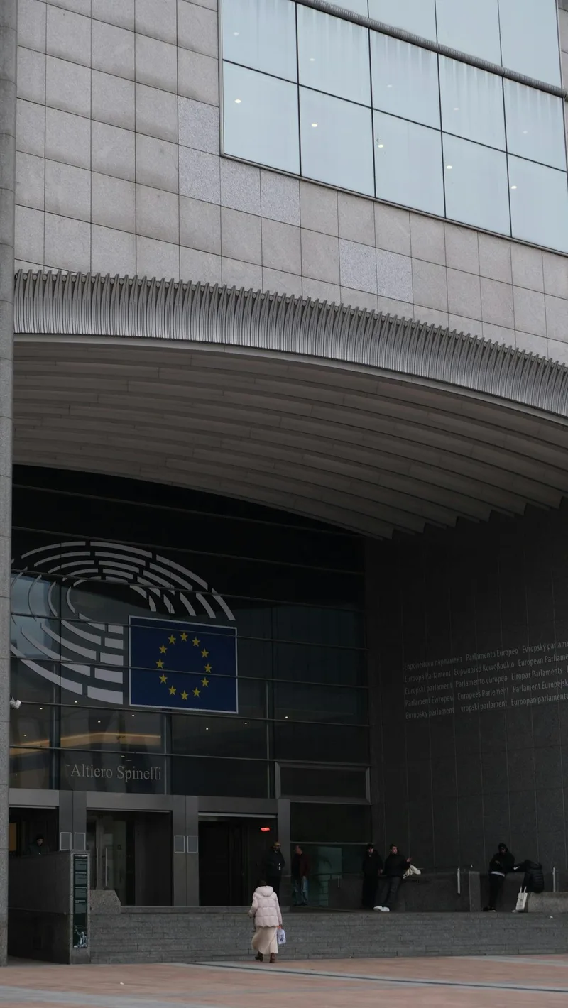 Oficial de cumplimiento revisando documentación regulatoria